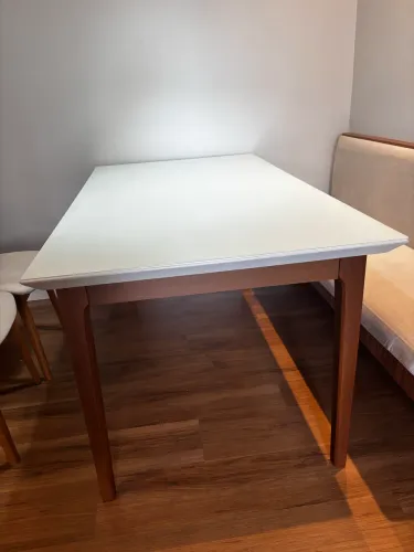 Mesa de jantar 6 lugares, retangular, com tampo de vidro, já desmontada.