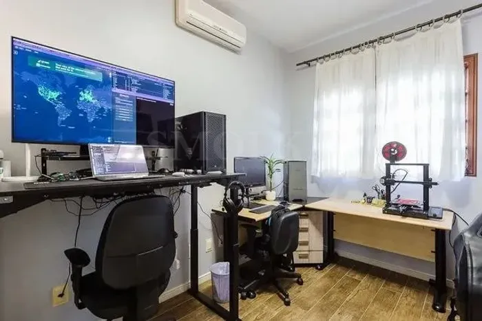 Casa à venda com 3 dormitórios sendo um uma suíte, no bairro Itacorubi, Florianópolis/SC.