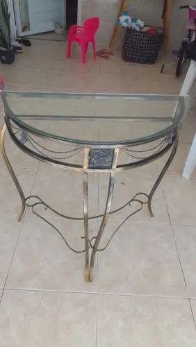 Vendo aparador de ferro com vidro