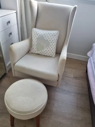 VENDO poltrona com balanço e giratória acompanha puff