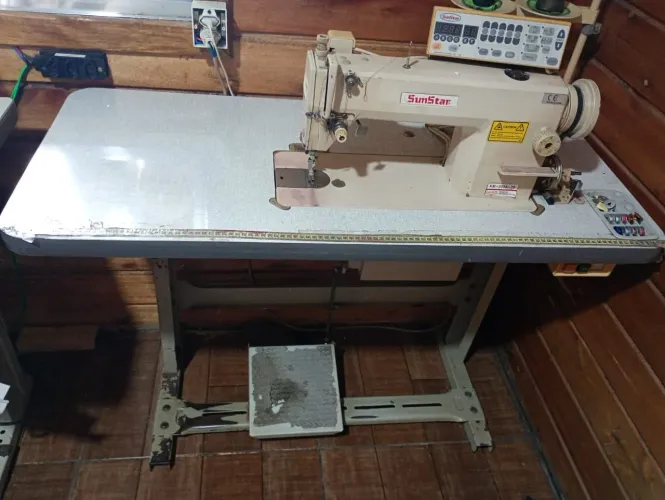 Vendo duas máquinas de costura uma reta eletrônica e uma overloque 