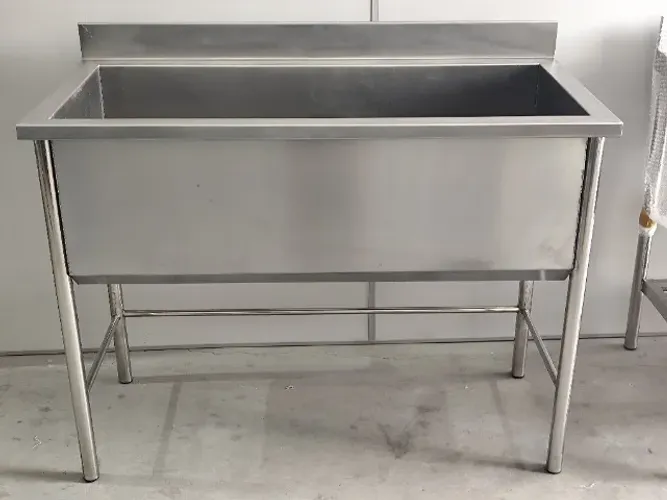 Tanque inox 0,90×0,60×0,90 (tampo chapa 20#, pés 1½")