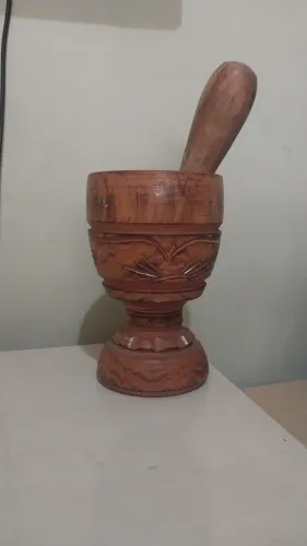 pilão artesanal de madeira com socador de 19 centímetros de altura.