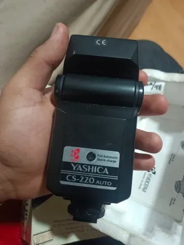 Flash eletrônico Yashica CS-220