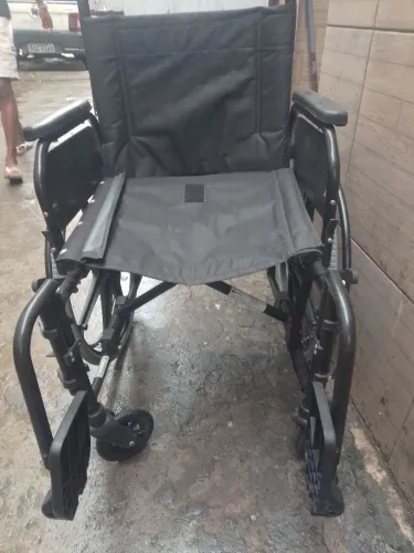 Cadeira de roda nova para vende 450r chama no zap que tem conversa 71.98402.3777