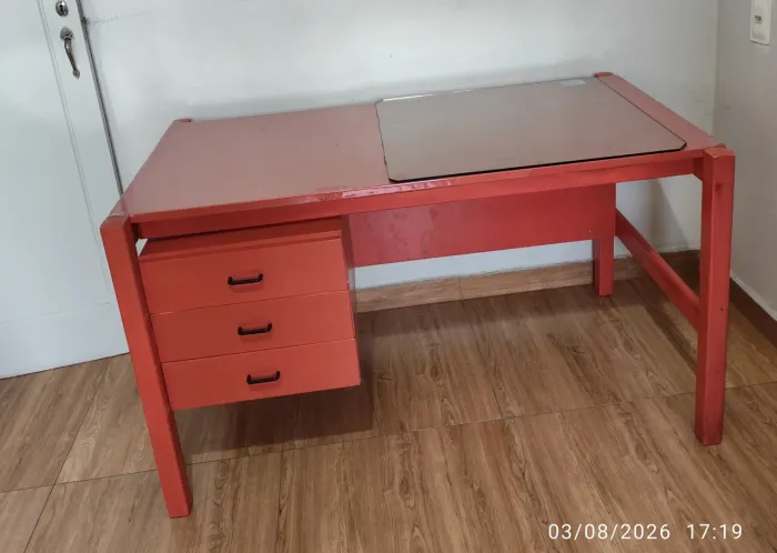 Mesa de escritório comprimento= 1,31m largura=0,70m altura = 0,73m