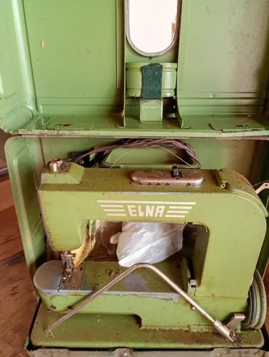 Máquina de costura antiga da marca ELNA