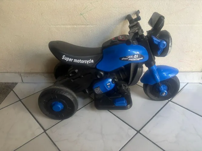 Moto infantil elétrica.