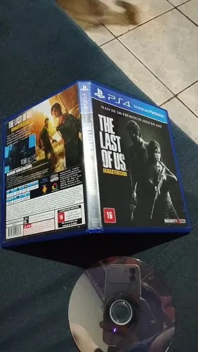 Vendo 1 ps4 top bem conservado com 2 jogos e 2 controle