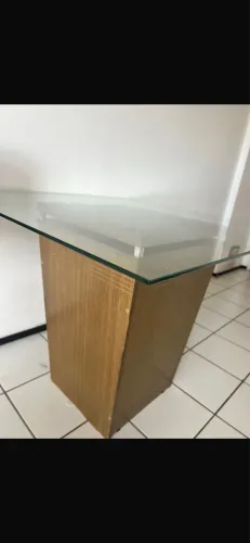 Mesa usada sem cadeiras