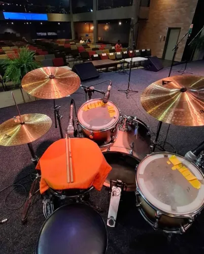 Kit de pratos (Hi-hat, ataque e condução) + Bag com 4 bolsos novinha.<br>