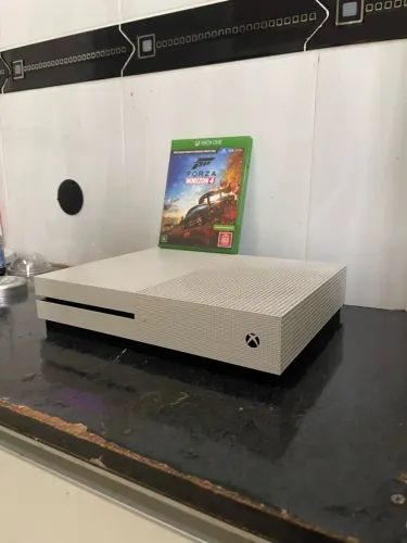 XBOX ONE S - 1TB - COM FORZA 4 OBS: SEM CONTROLE