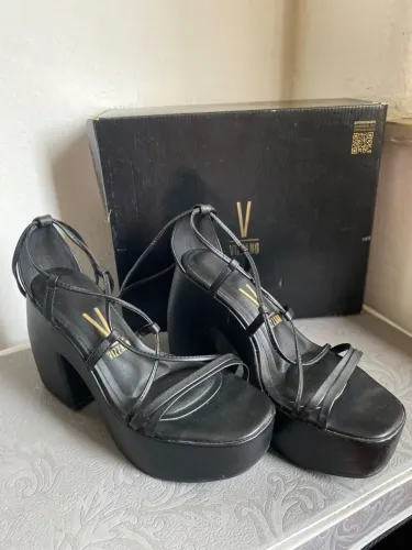Tamanco Vizzano preto de amarrar tam 38. Lindo e usado apenas 1 vez! R$100