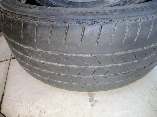 Vendo peneu Brigestone 225/45/17