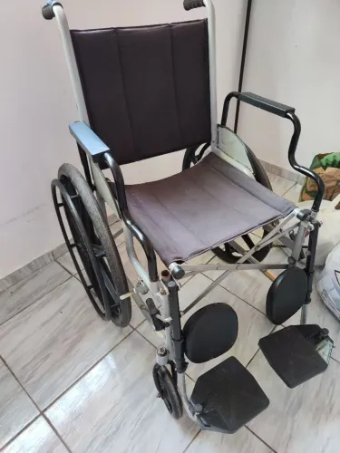 Vendo Cadeira de roda e banhos *31