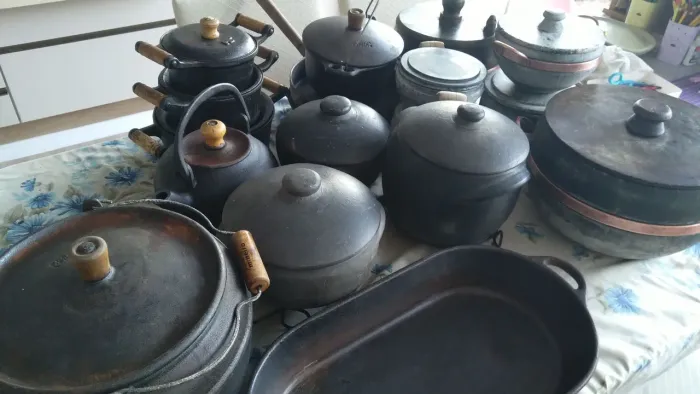 Panelas em ferro, barro e pedra