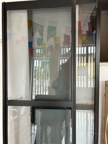 Vende-se portas de alumínio preto c/ vidro