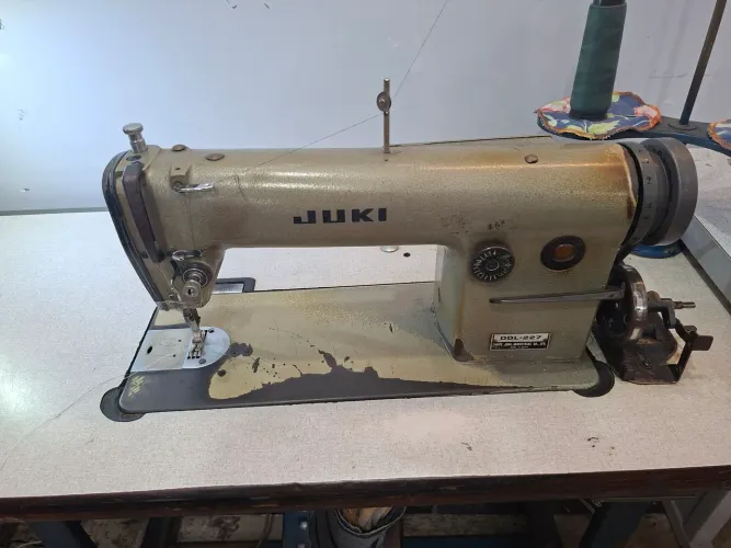 Máquina de costura Reta industrial JUKI