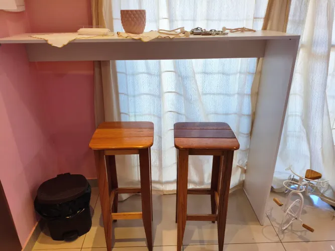 Bancada MDF com banqueta de madeira 