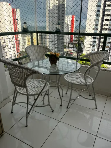 Vendo linda Mesa de Cidro com cadeiras em vime sintético branco 