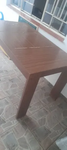 Mesa de madeira sem cadeiras