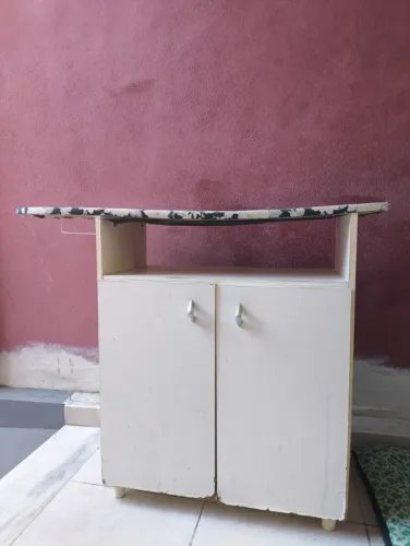 Armário multiuso com tábua de passar - ideal para lavanderia