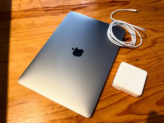 MacBook Pro 2019 ( Toch Bar)