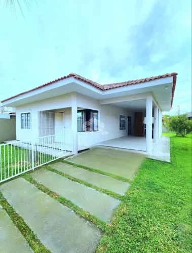Casa à venda em Palhoça com amplo espaço, escriturada e aceita financiamento bancário