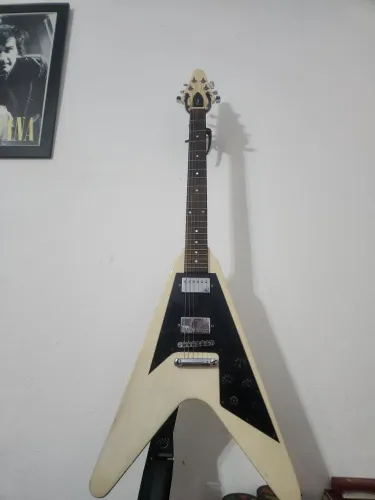 Guitarra benson fly v