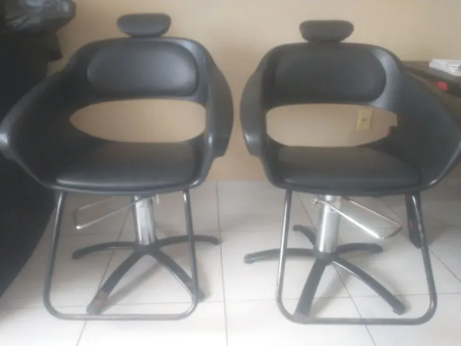 Cadeira de salão, carrinho e poltronas tudo por 1.500