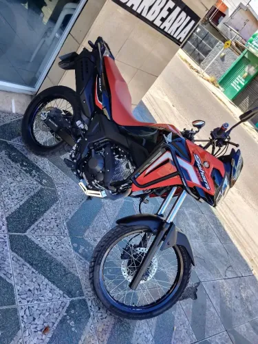 Vendo Sahara rally 2025 sem detalhes! moto de garagem?