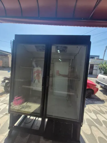 Geladeira Expositora dupla 220v com defeito parou de GELAR, A RETIRAR EM SÃO VICENTE