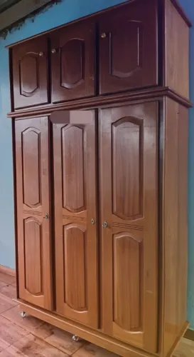 Guarda roupa solteiro em madeira já com rodinhas