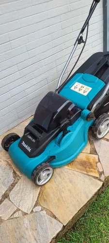 Carrinho cortador de grama profissional a bateria Makita