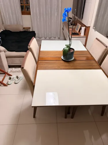 Mesa de Jantar com 4 cadeiras - Tampo de Vidro Extensível 