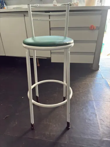 Banqueta com pé de ferro