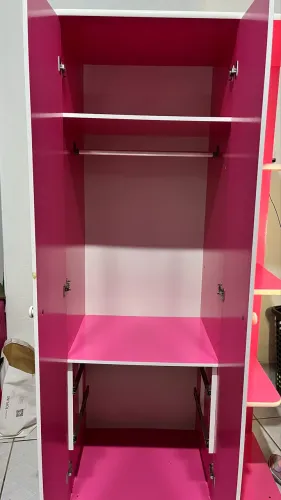 Vende se guarda roupa rosa