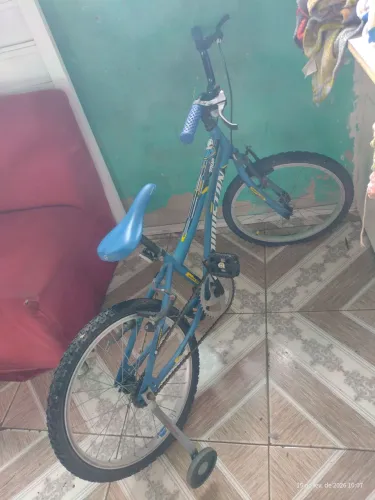 vende se bicicleta para criança, tamanho médio, serve para crianças de até 10 anos ou mais