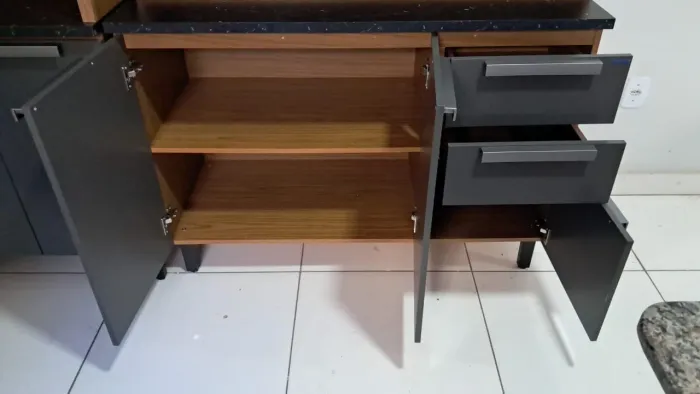 Armário de cozinha usado é bem conservado