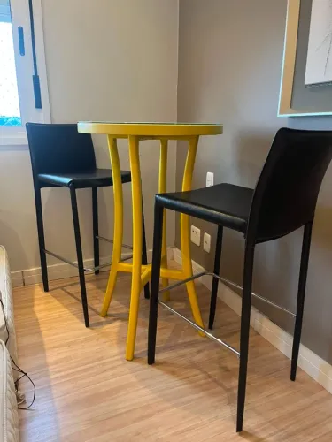Mesa alta amarela com vidro e com 02 banquetas