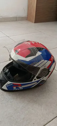 Capacete a venda 350,00 "interessado chamar no WhatsApp"