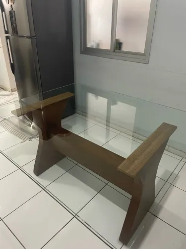 mesa de vidro com pé de madeira