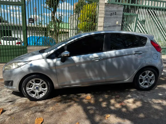 Ford Fiesta 1.6 16V Flex Aut. 5P 2015