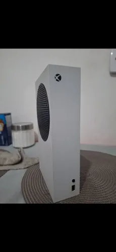 Xbox séries S com 2 CONTROLES ORIGINAIS