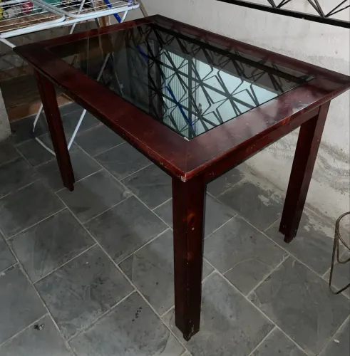 Mesa de madeira com parte superior de vidro