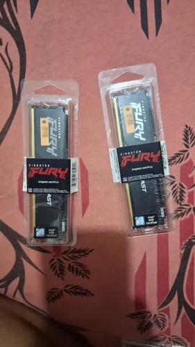 Novas e lacradas Kit 2x Kingston Fury Beast DDR5 8GB 5600MHz