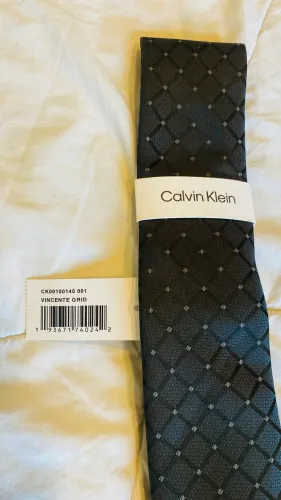 Gravata Calvin Klein na etiqueta