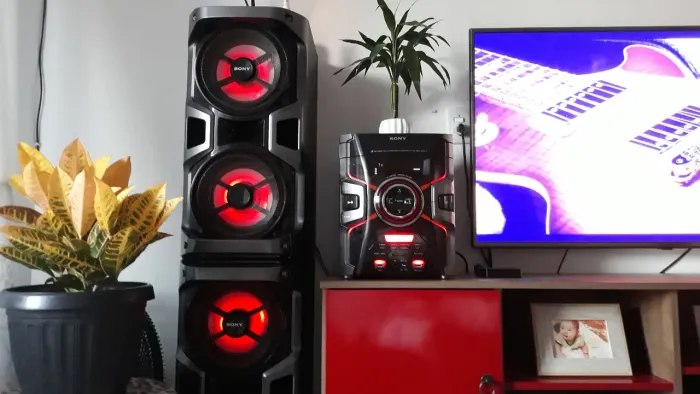Um aparelho de som da marca sony