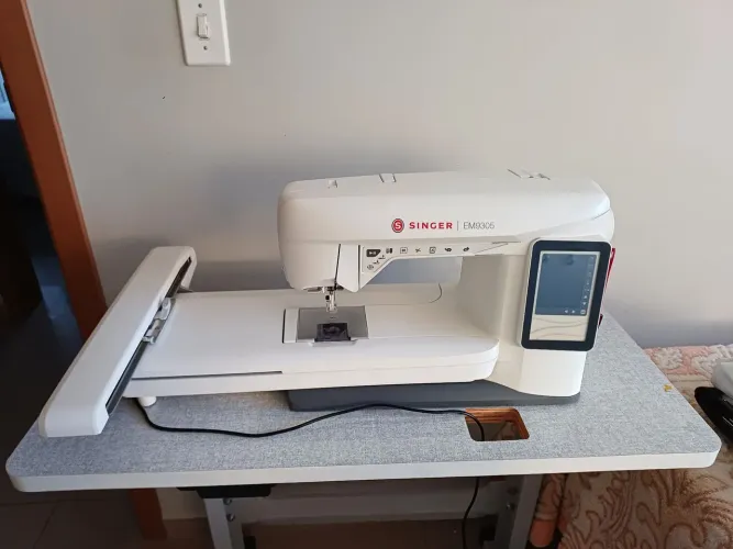 Máquina de bordado eletrônico