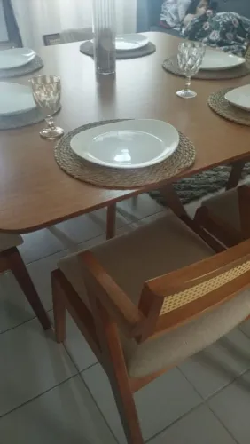 Mesa de madeira com cadeiras de telinha 